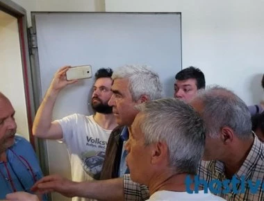 Θεσσαλονίκη: Εισβολή κόσμου στα γραφεία του ΟΑΣΘ και ένταση! (βίντεο)
